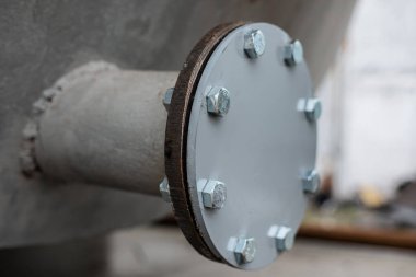 Metal fıçının flanş tapası. Yuvarlak cıvatalı bir fiş boruyu kapatır. Yüksek kalite fotoğraf