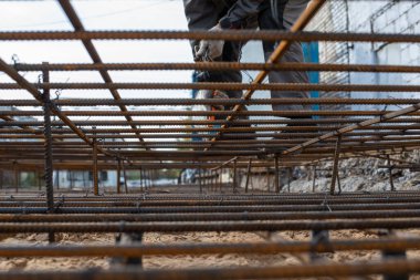 İnşaat alanına beton dökmek için takviye hazırlığı. Armaura sıralarının arasında bir görünüm. Yüksek kalite fotoğraf