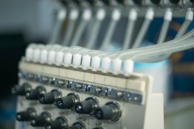 Endüstriyel Dikiş Makinesi İplik Makaraları Kapalı Fotoğraf. Yüksek kalite fotoğraf