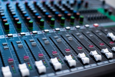 Karıştırma konsolları yüksek kaliteli ses yaratmak için araçlardır. Konserlerde ve tatillerde ses kaynaklarının kontrolü. Ses kanalları, frekans ve ses kontrol bölümleri. Yüksek kalite fotoğraf