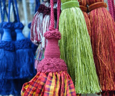 Kubbe için dekoratif fırça kolyeleri. Perdelere asılmak için iplikten yapılmış renkli püsküller. Ev konforu ve pencere dekorasyonu için dikiş ve nakış malzemeleri. Yüksek kalite fotoğraf