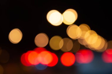 Gece şehir ve yolların bulanık arka planı turuncu ve mavi yan ışıklar ve yollar. Yüksek kalite fotoğraf