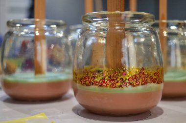 Ev için ahşap fitili olan dekoratif kokulu mumlar yapma süreci. Şeffaf cam dikişlerinde el yapımı mumlar. Yüksek kalite fotoğraf