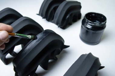 Alçıtaşı bizon heykelciklerinden yapılmış bitmiş ürünlerin çizimi. Koyu renkli bizon ev yapımı heykelcik resmi. Yüksek kalite fotoğraf