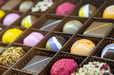 Çok renkli çikolatalar ve farklı renk ve şekillerde buzlu şekerler düzgünce yerlerine istiflenmiştir. Yüksek kalite fotoğraf