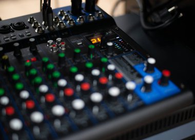 Karıştırma konsolları yüksek kaliteli ses yaratmak için araçlardır. Konserlerde ve tatillerde ses kaynaklarının kontrolü. Ses kanalları, frekans ve ses kontrol bölümleri. Yüksek kalite fotoğraf