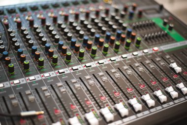 Karıştırma konsolları yüksek kaliteli ses yaratmak için araçlardır. Konserlerde ve tatillerde ses kaynaklarının kontrolü. Ses kanalları, frekans ve ses kontrol bölümleri. Yüksek kalite fotoğraf
