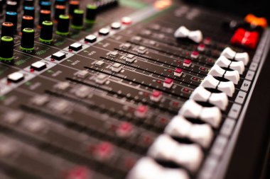 Karıştırma konsolları yüksek kaliteli ses yaratmak için araçlardır. Konserlerde ve tatillerde ses kaynaklarının kontrolü. Ses kanalları, frekans ve ses kontrol bölümleri. Yüksek kalite fotoğraf