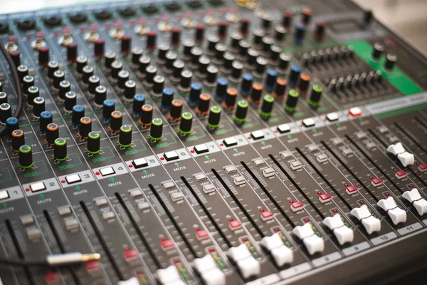 Karıştırma konsolları yüksek kaliteli ses yaratmak için araçlardır. Konserlerde ve tatillerde ses kaynaklarının kontrolü. Ses kanalları, frekans ve ses kontrol bölümleri. Yüksek kalite fotoğraf