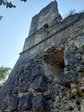 Yıkılmış bir kalenin antik taş duvarı. Kemerli pencereli ortaçağ kale duvarlarının yakın çekimi