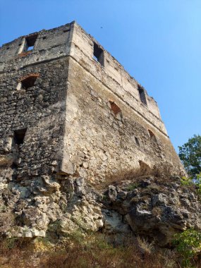 Ortaçağ kale kulesi bir kayanın üzerine inşa edilmiş. Toky, Ukrayna 'daki Ozhyhivtsi Kalesi' nin antik kaleleri.