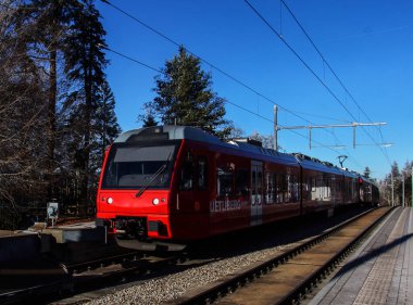 Kırmızı Uetliberg bahn treni Zürih 'te bekliyor.