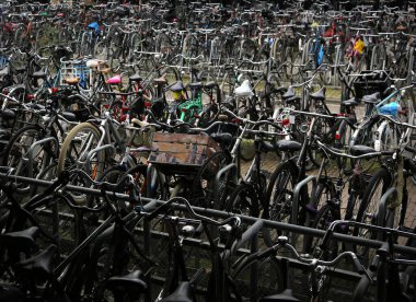 Amsterdam 'da kalabalık bisiklet park alanı