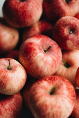 Taze toplanmış kırmızı elmalı makro shot..