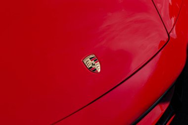 Amblemli kırmızı Porsche kaput