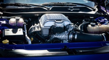 Güçlü süper şarjlı HEMI V8 Motor Mavi Modern Kas Arabasının Kaputu Altında