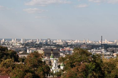 Konut Binaları ve Açık Gökyüzü Altındaki Yeşil Kilise Kubbeleriyle Panoramik Şehir