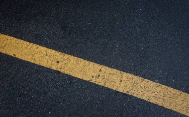 Çapraz sarı çizgili desenli asfalt yüzeyi