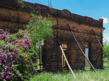 Eski köydeki harabe ev.