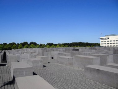 Berlin 'de öldürülen Avrupa Yahudileri anıtının en alt sütunları.