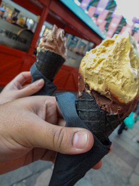 Siyah külahın eşsiz özelliğiyle lezzetli dondurmanın tadını çıkarıyorum.