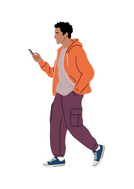 Turuncu kapüşonlu bir gencin, beyaz arka planda modern günlük yaşam tarzı konsepti olan akıllı telefonu kullanırken yürüdüğünü tüm vücuduyla gösteriyor..