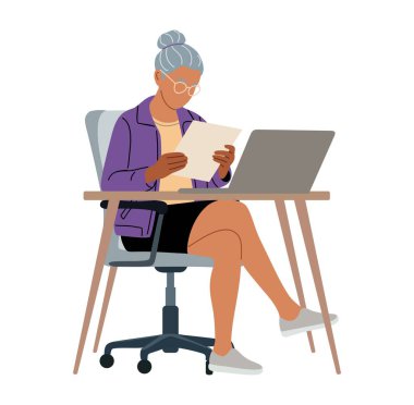 Mor ceketli yaşlı bir kadının düz vektör çizimi masada oturuyor, dizüstü bilgisayarın yanında belge okuyor, beyaz arka planda izole edilmiş..