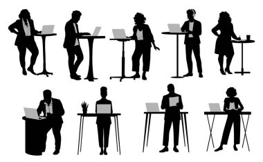 Masalarda ve dizüstü bilgisayarlı masalarda çalışan çeşitli profesyonellerin siluetleri. Tek renkli düz resimleme beyaz arkaplanda izole edildi.