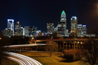 Işık yollu gece manzarası