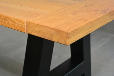 Ahşap mobilya yüzeyi. Doğal ahşap yakın plan fotoğraf arkaplanı. Sağlam ahşap masa ve bacaklar. Eko mobilya üretimi, üretim kavramı