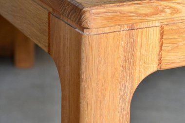 Tahta masa yüzeyi. Doğal ahşap eko mobilyalar. Yakın görüş. Katı tahta masa ve bacaklar.