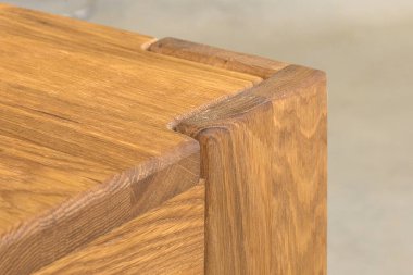 Tahta bank yüzeyi. Doğal ahşap mobilyalar, yakın görüş, sağlam arka planda izole. Video ya da fotoğraf çekimi için sağlam ahşap bank