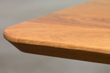 Ahşap yemek masası yüzeyi. Doğal ahşap mobilyalar, sağlam arka planda izole edilmiş. Video veya fotoğraf çekimi için sağlam ahşap masa üstü