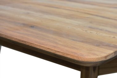 Ahşap yemek masası yüzeyi. Doğal ahşap mobilyalar yakın plan fotoğraf arkaplanı. Sağlam ahşap masa ve bacaklar. Eko mobilya üretimi, üretim