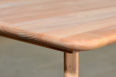 Ahşap yemek masası yüzeyi. Doğal ahşap mobilyalar, sağlam arka planda izole edilmiş. Sağlam ahşap masa ve bacaklar. Eko mobilya üretimi