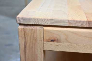 Ahşap yemek masası yüzeyi. Doğal ahşap mobilyalar yakın plan fotoğraf arkaplanı. Sağlam ahşap masa ve bacaklar. Eko mobilya üretimi, üretim