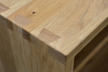 Tahta yazı masası yüzeyi. Doğal ahşap mobilyalar yakın plan fotoğraf arkaplanı. Sağlam ahşap masa ve bacaklar. Eko mobilya üretimi, üretim