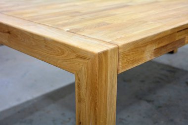 Tahta masa yüzeyi. Doğal ahşap mobilyalar yakın plan fotoğraf arkaplanı. Sağlam ahşap masa ve bacaklar. Eko mobilya üretimi, üretim