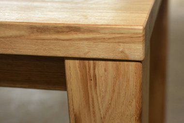 Tahta masa köşesi ve yüzey. Doğal ahşap yakın plan fotoğraf arkaplanı. Sağlam ahşap masa ve bacaklar. Eko mobilya üretimi, üretim kavramı