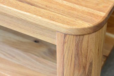 Tahta masa köşesi ve yüzey. Doğal ahşap yakın plan fotoğraf arkaplanı. Sağlam ahşap masa ve bacaklar. Eko mobilya üretimi, üretim kavramı