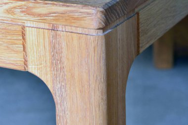 Tahta masa yüzeyi. Doğal ahşap eko mobilyalar. Yakın görüş. Katı tahta masa ve bacaklar.