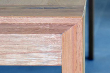 Tahta masa yüzeyi. Doğal ahşap eko mobilyalar. Yakın görüş. Katı tahta masa ve bacaklar.