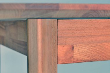 Tahta masa yüzeyi. Doğal ahşap eko mobilyalar. Yakın görüş. Katı tahta masa ve bacaklar.