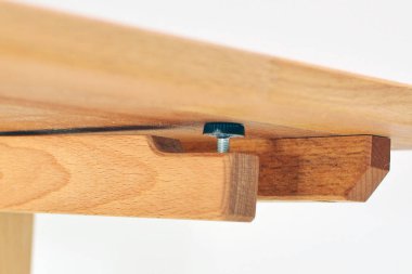 Tahta masa yüzeyi. Doğal ahşap eko mobilyalar. Yakın görüş. Katı ahşap masa üstü ve bacaklar beyaz arkaplan üzerinde izole