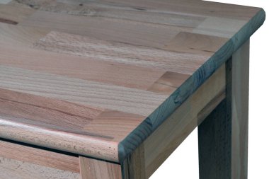 Tahta masa yüzeyi. Doğal ahşap mobilyalar. Katı ahşap masa üstü ve bacaklar beyaz arkaplan üzerinde izole