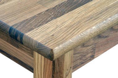 Tahta masa yüzeyi. Doğal ahşap mobilyalar. Katı ahşap masa üstü ve bacaklar beyaz arkaplan üzerinde izole