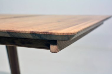 Ahşap yemek masası yüzeyi. Doğal ahşap mobilyalar. Video veya fotoğraf çekimi için sağlam ahşap masa arkaplanı