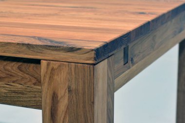 Ahşap yemek masası yüzeyi. Doğal ahşap mobilyalar. Mavi arka planda izole edilmiş. Katı tahta masa ve bacaklar.