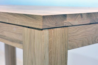 Ahşap yemek masası yüzeyi. Doğal ahşap mobilyalar, sağlam arka planda izole edilmiş. Katı tahta masa üstü ve bacak şablonu