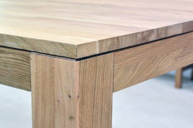 Ahşap yemek masası yüzeyi. Doğal ahşap mobilyalar beyaz arka planda izole edilmiş. Katı tahta masa üstü ve bacak şablonu